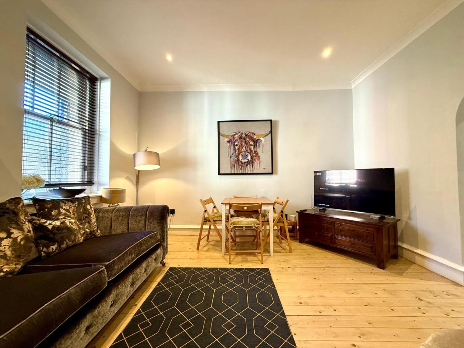 Stunning 2 Bed Apt Nr The Royal Mile & The Castle, Edinburgh
